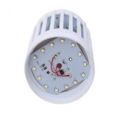 Elektrická žárovka s lapačem hmyzu