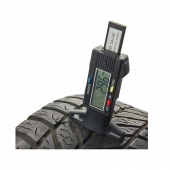 Měřič hloubky dezénu pneumatik