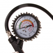 Hustící kompresor s manometrem